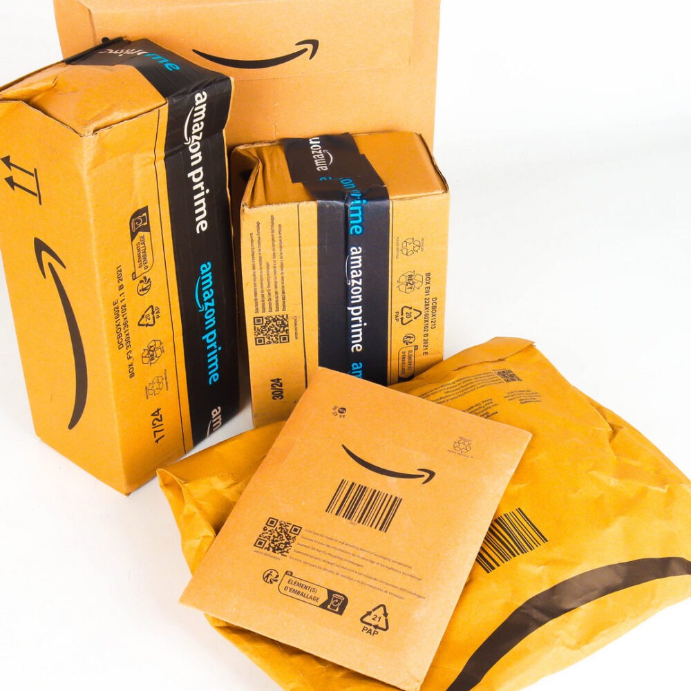 Doos met Amazon Retourpakketten