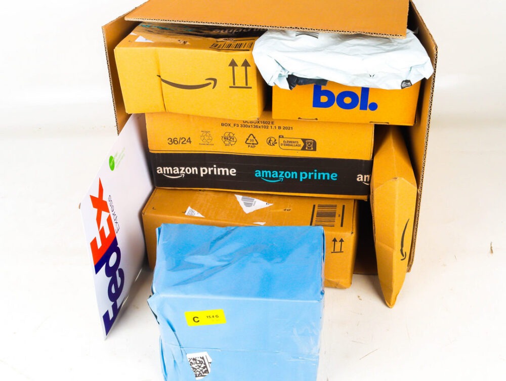 Doos met Ongeopende Postpakketten