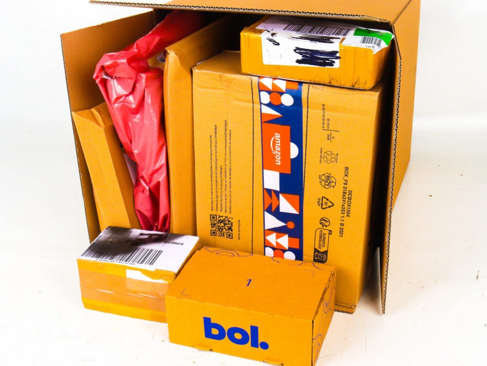Doos met Ongeopende Postpakketten