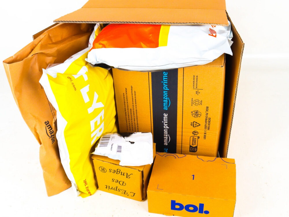 Doos met Ongeopende Postpakketten