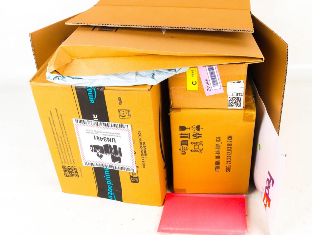 Doos met Ongeopende Postpakketten