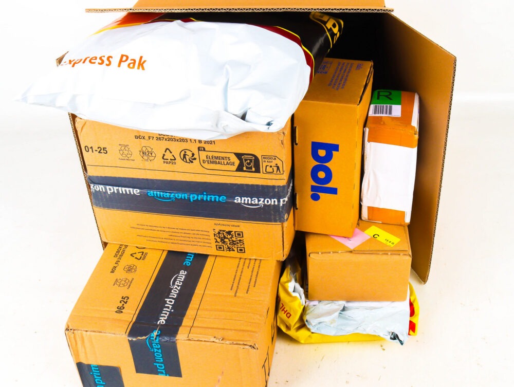 Doos met Ongeopende Postpakketten