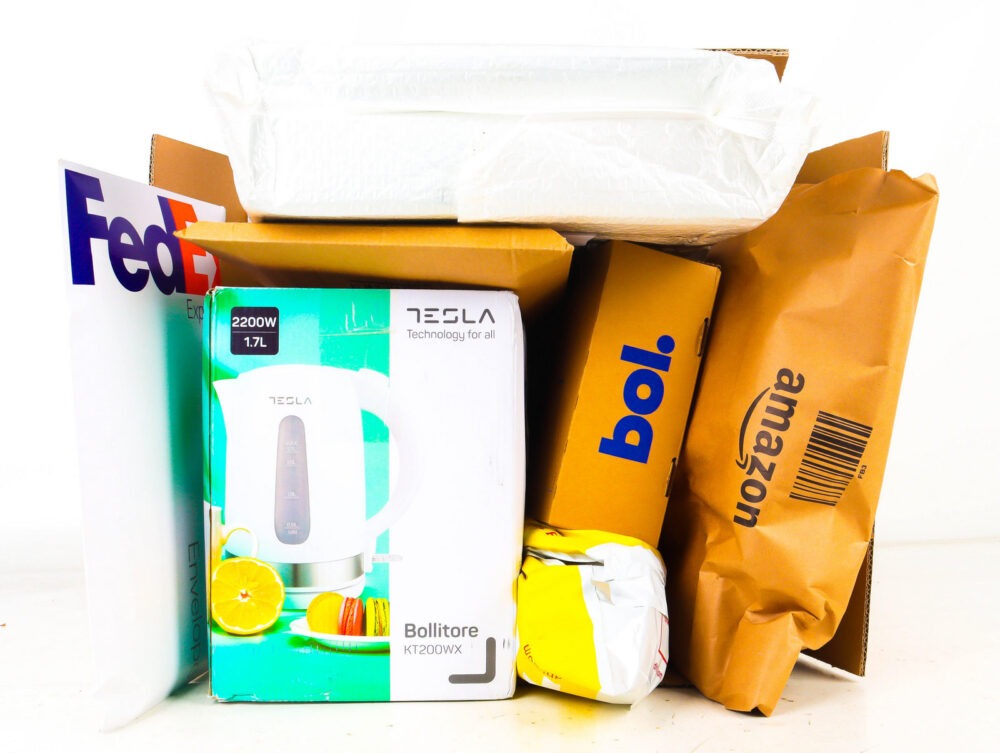 Doos met Ongeopende Postpakketten