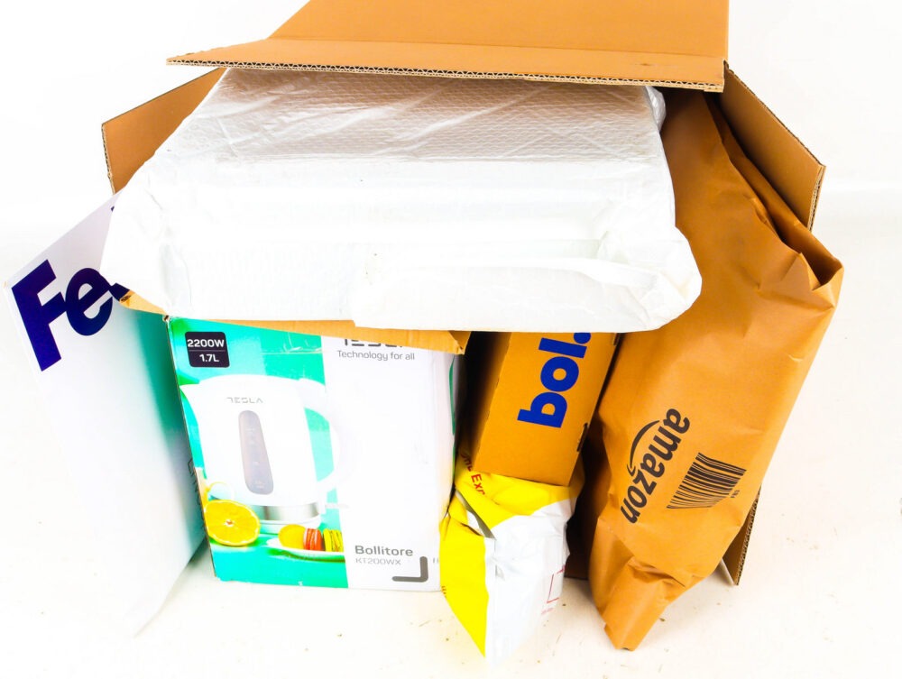 Doos met Ongeopende Postpakketten