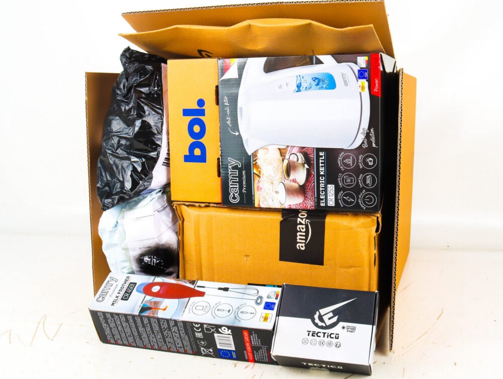 Doos met Ongeopende Postpakketten