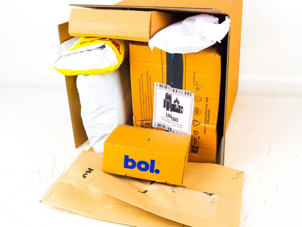 Doos met Ongeopende Postpakketten