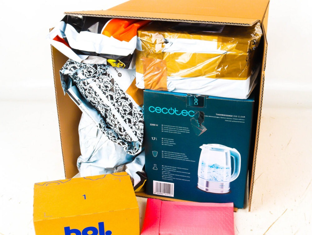 Doos met Ongeopende Postpakketten