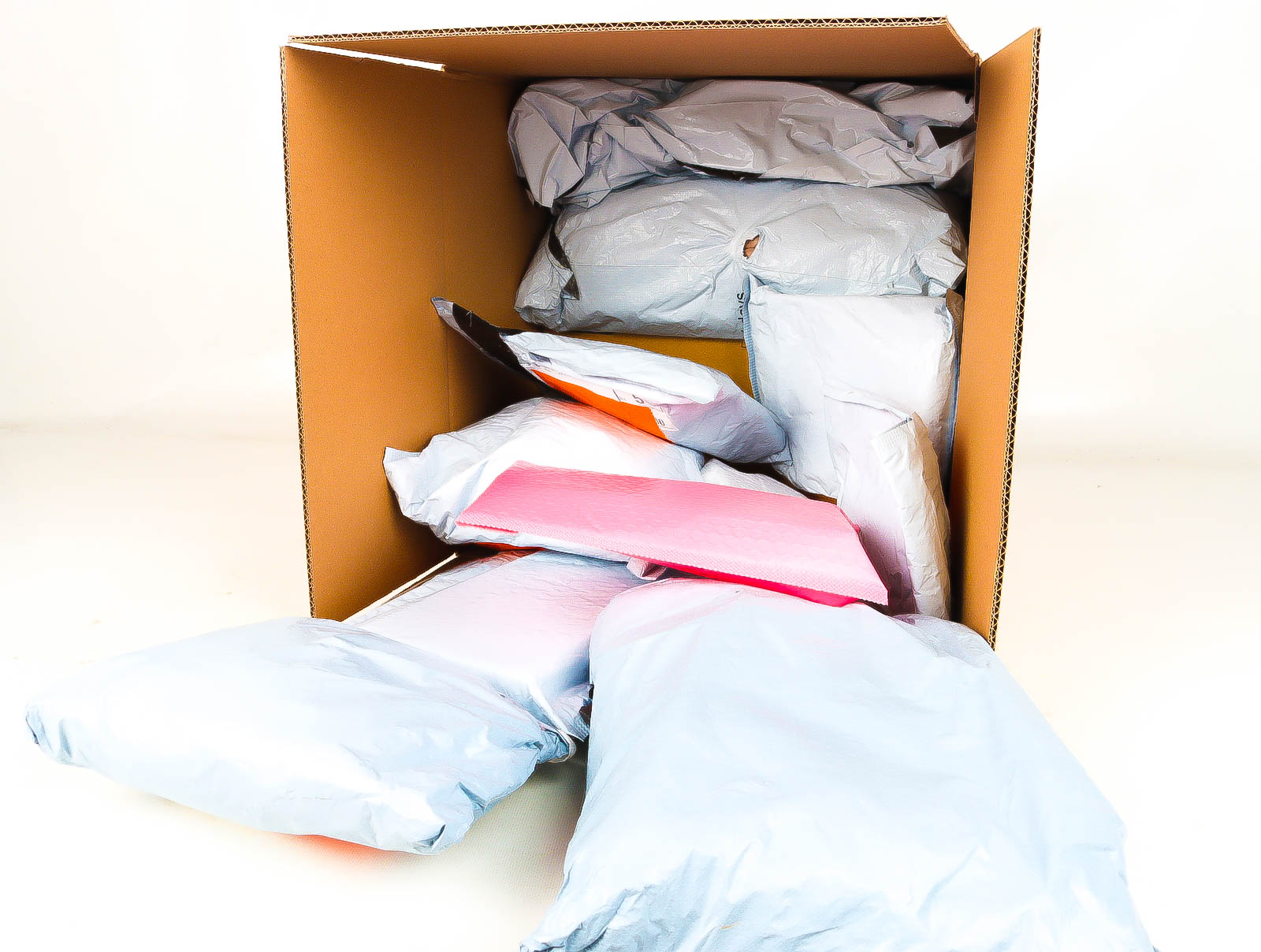 Doos met Verloren & Retour Postpakketten