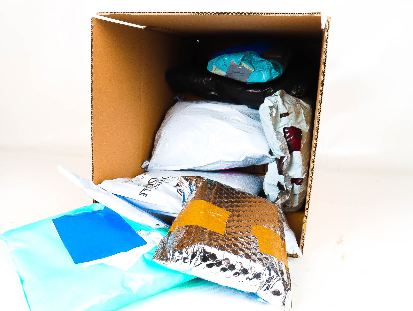 Doos met Verloren & Retour Postpakketten