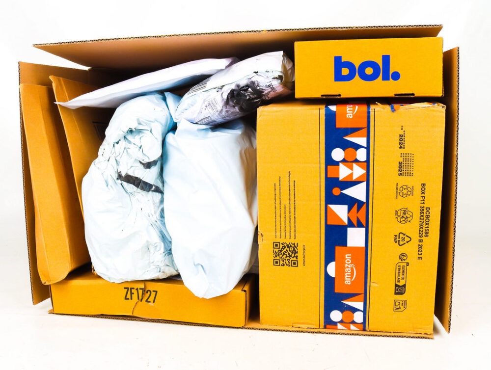 XL Doos met Ongeopende Postpakketten