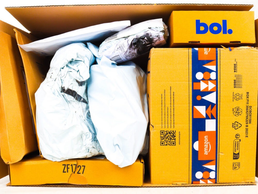 XL Doos met Ongeopende Postpakketten