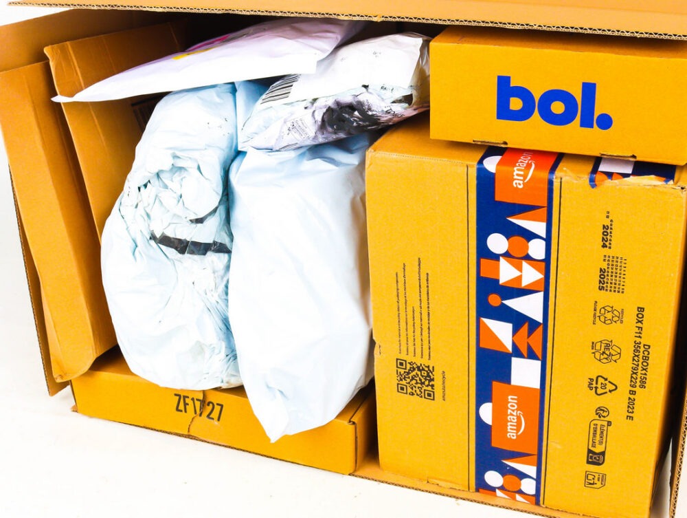 XL Doos met Ongeopende Postpakketten
