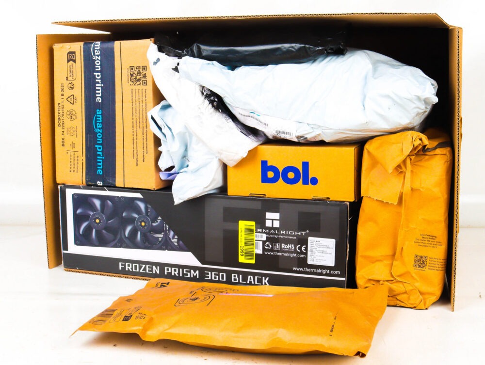 XL Doos met Ongeopende Postpakketten