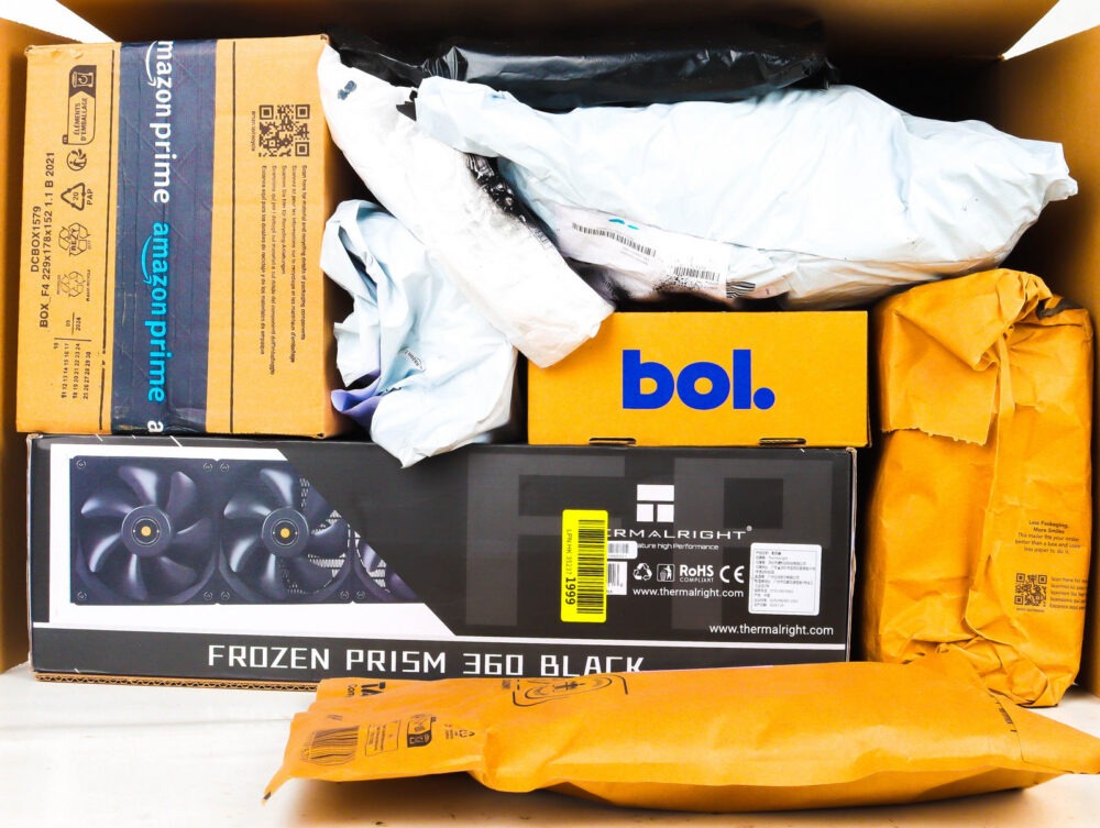XL Doos met Ongeopende Postpakketten