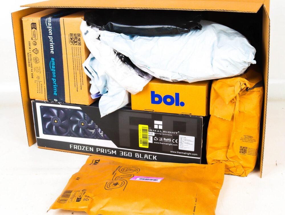 XL Doos met Ongeopende Postpakketten