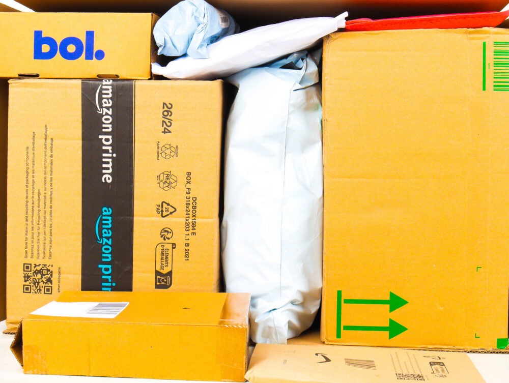 XL Doos met Ongeopende Postpakketten