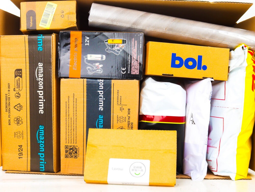 XL Doos met Ongeopende Postpakketten