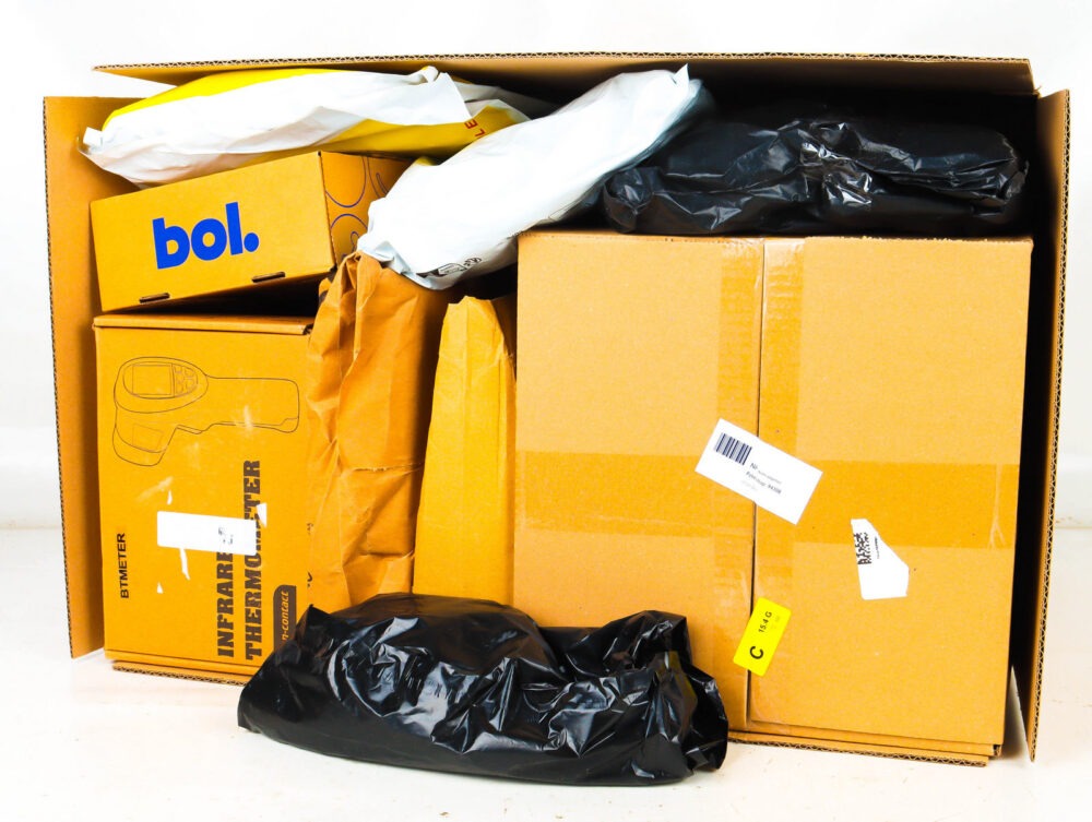 XL Doos met Ongeopende Postpakketten