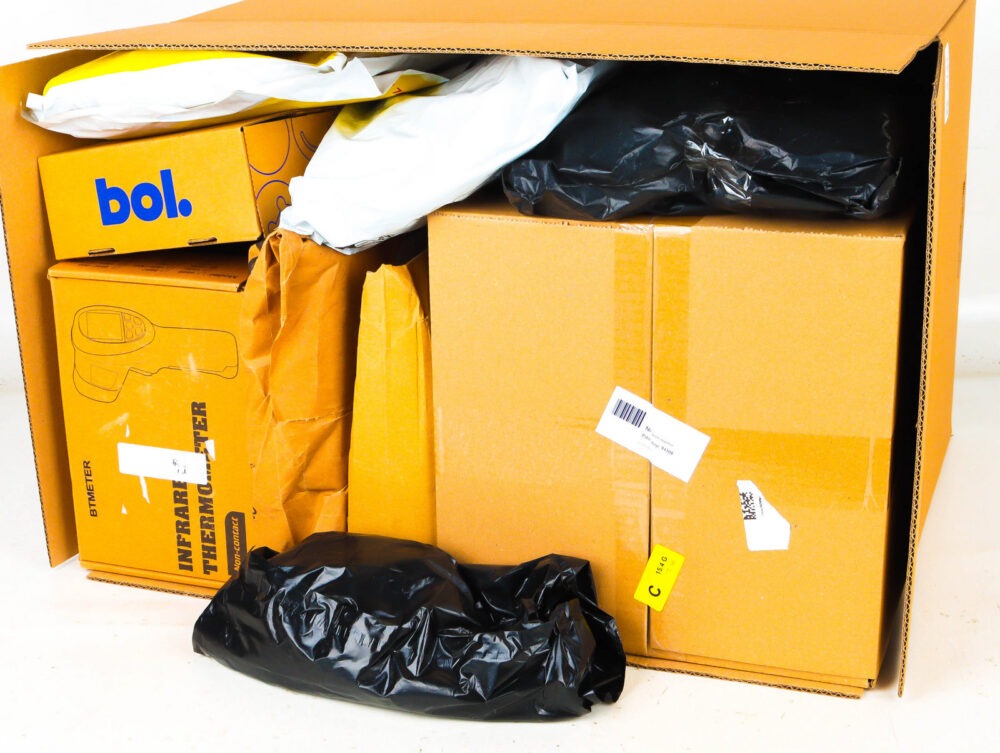 XL Doos met Ongeopende Postpakketten