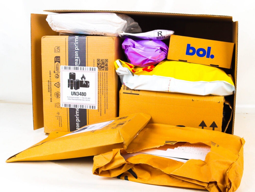 XL Doos met Ongeopende Postpakketten
