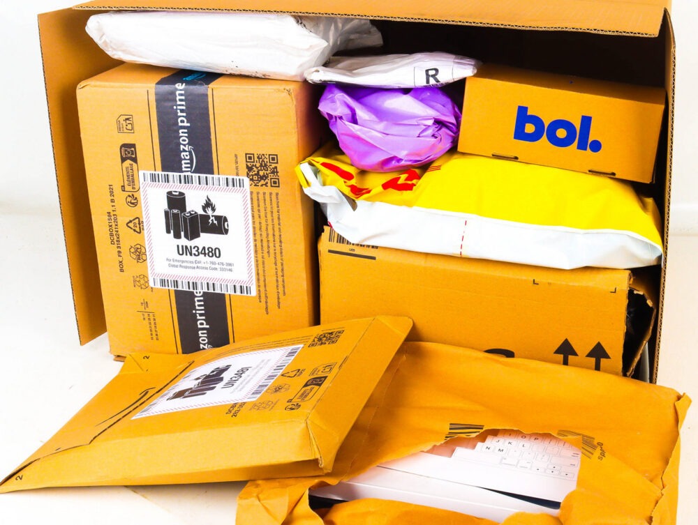 XL Doos met Ongeopende Postpakketten