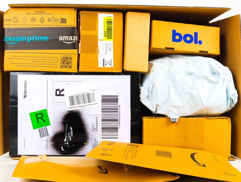 XL Doos met Ongeopende Postpakketten