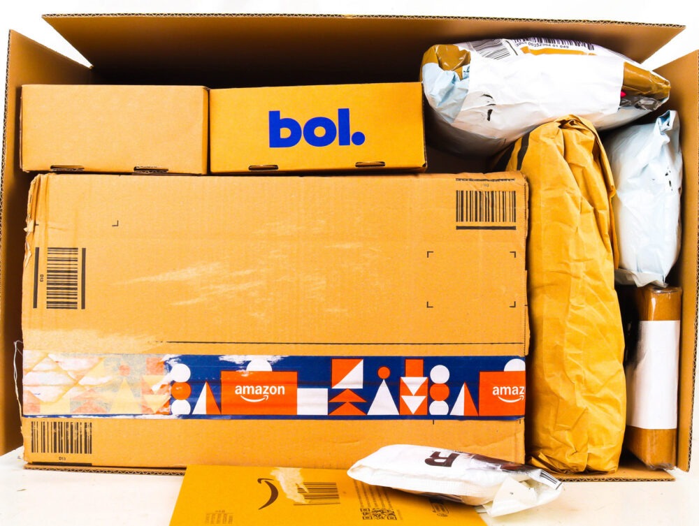 XL Doos met Ongeopende Postpakketten