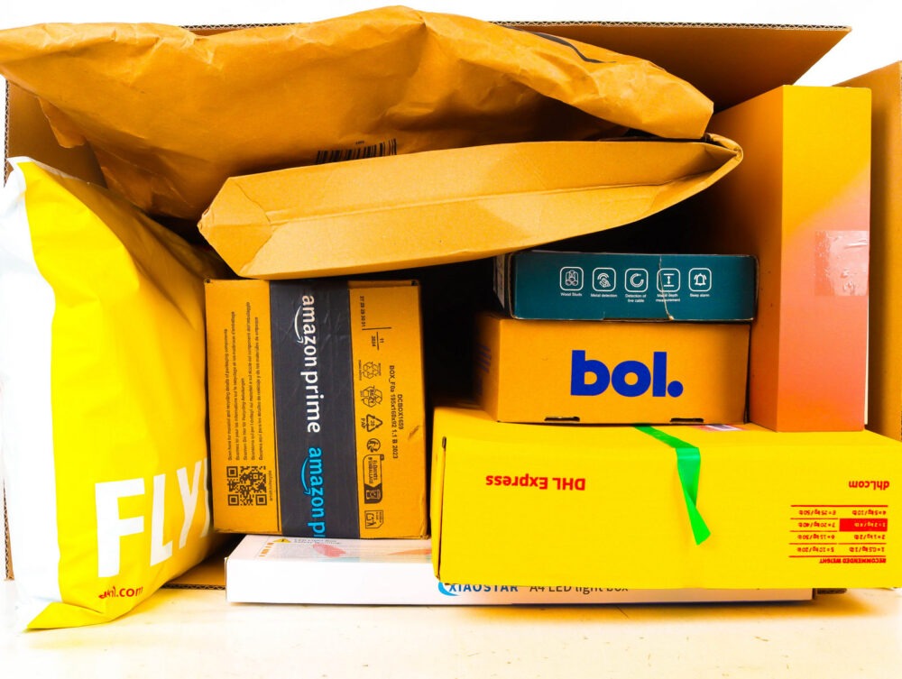 XL Doos met Ongeopende Postpakketten
