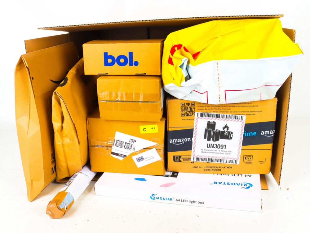 XL Doos met Ongeopende Postpakketten