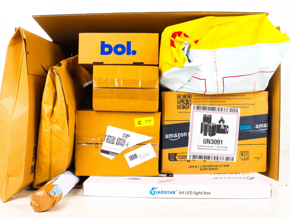 XL Doos met Ongeopende Postpakketten