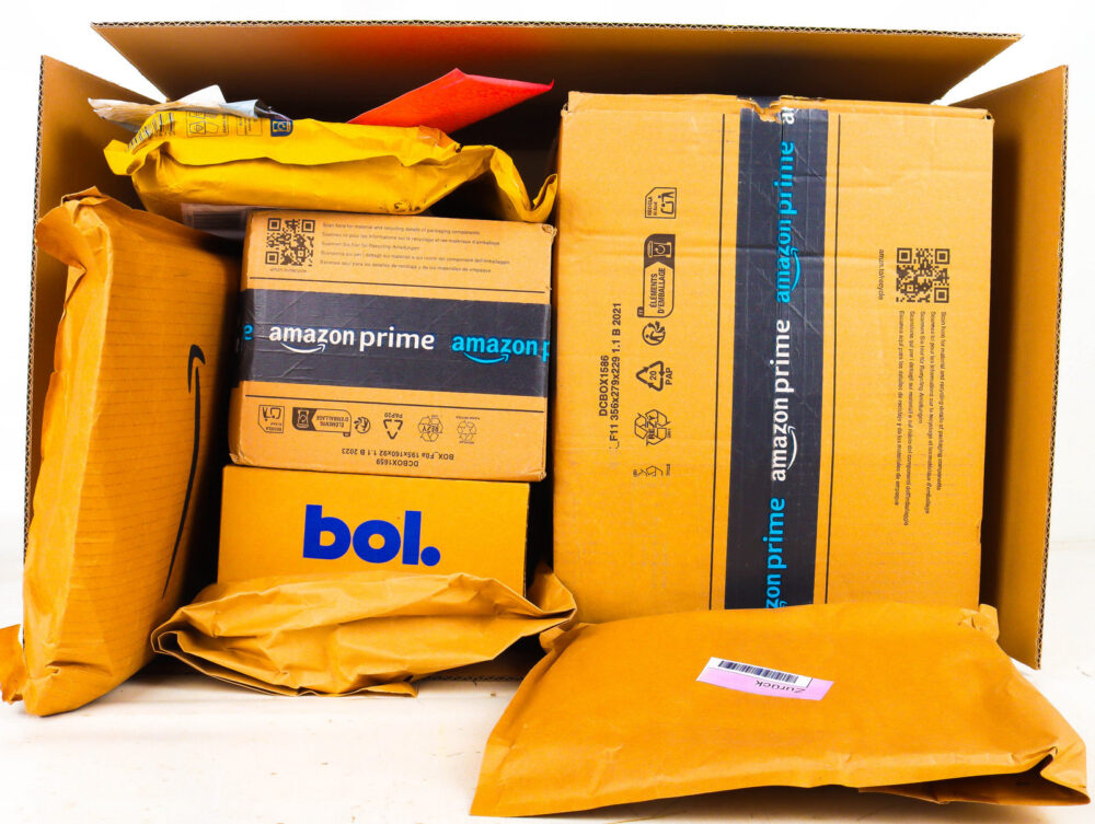 XL Doos met Ongeopende Postpakketten