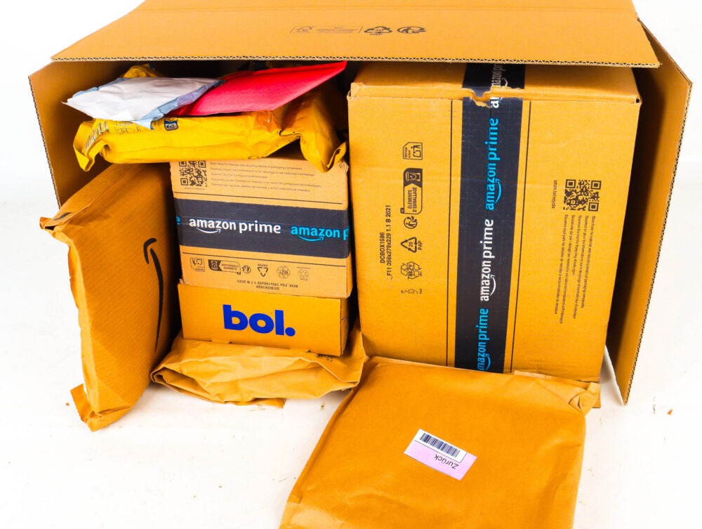 XL Doos met Ongeopende Postpakketten