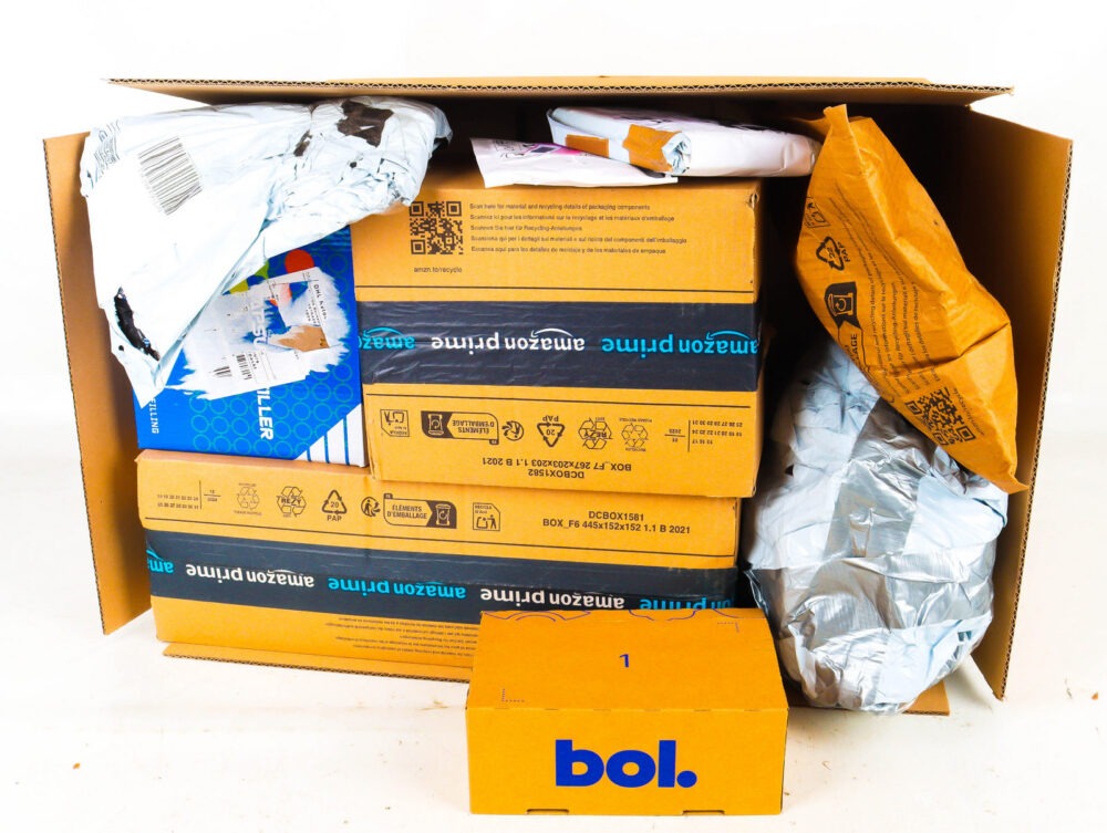 XL Doos met Ongeopende Postpakketten