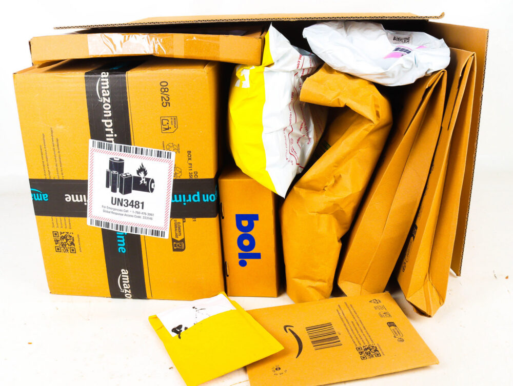 XL Doos met Ongeopende Postpakketten