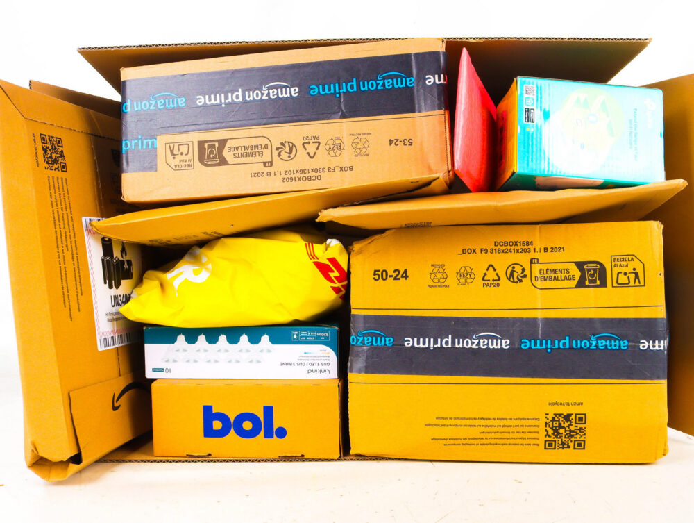 XL Doos met Ongeopende Postpakketten
