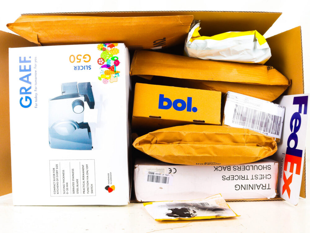 XL Doos met Ongeopende Postpakketten