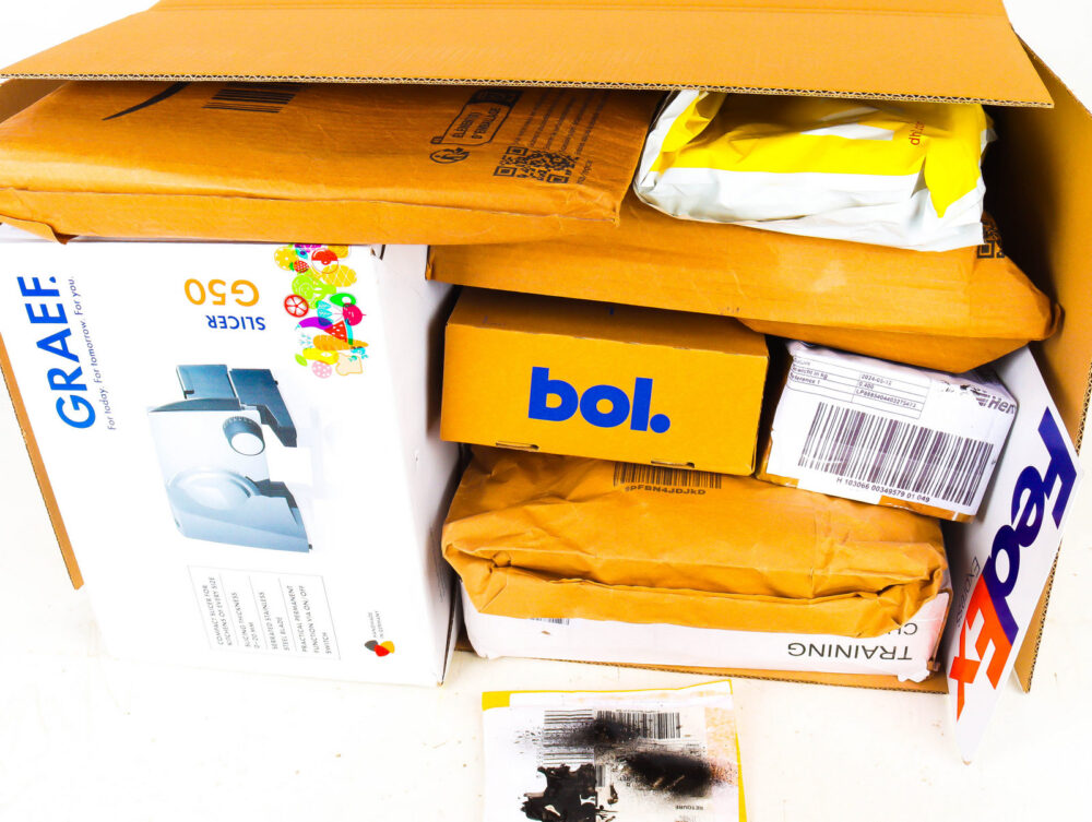 XL Doos met Ongeopende Postpakketten