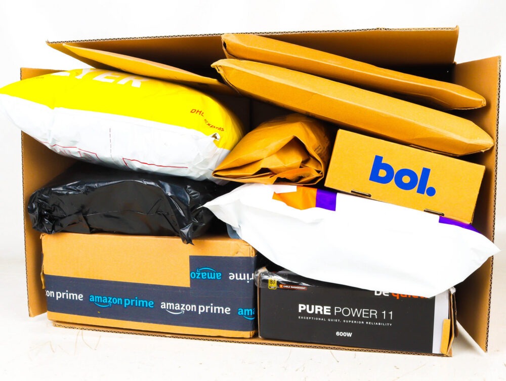XL Doos met Ongeopende Postpakketten
