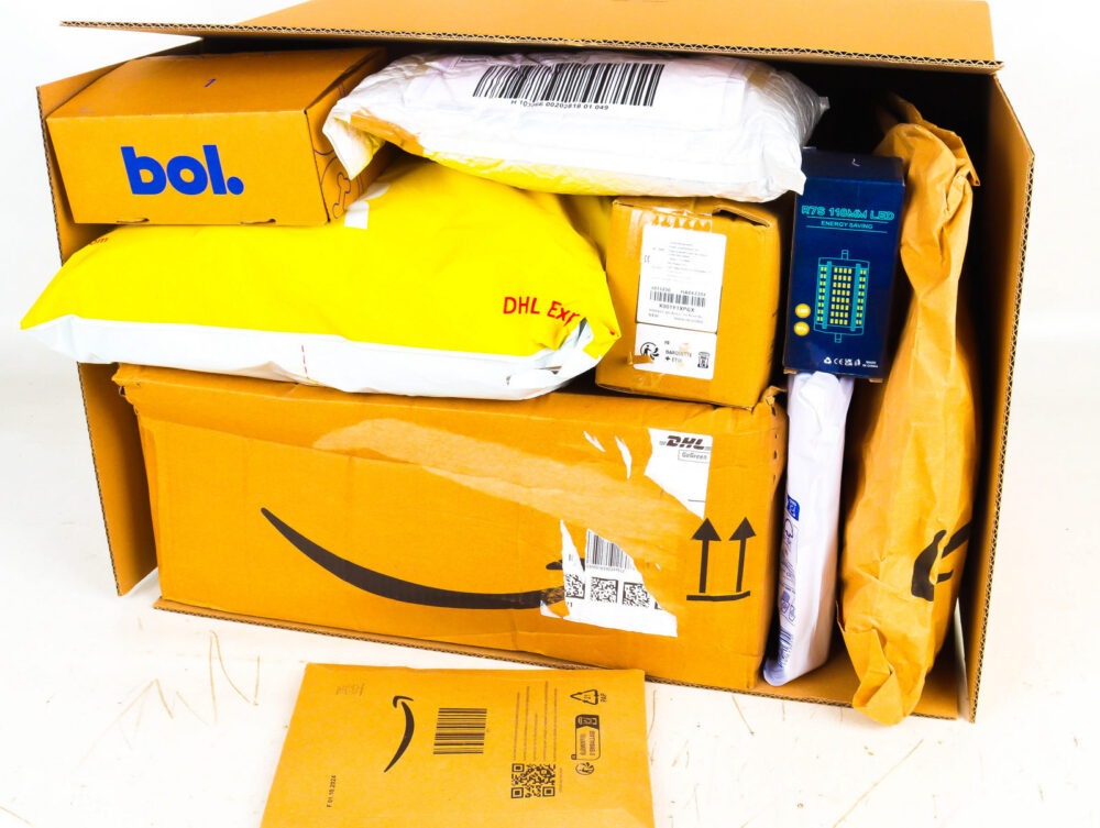 XL Doos met Ongeopende Postpakketten