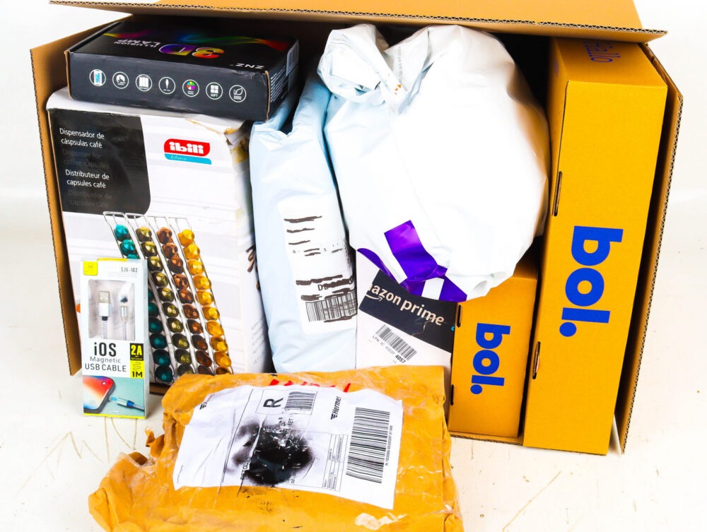 XL Doos met Ongeopende Postpakketten