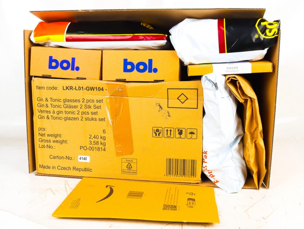 XL Doos met Ongeopende Postpakketten