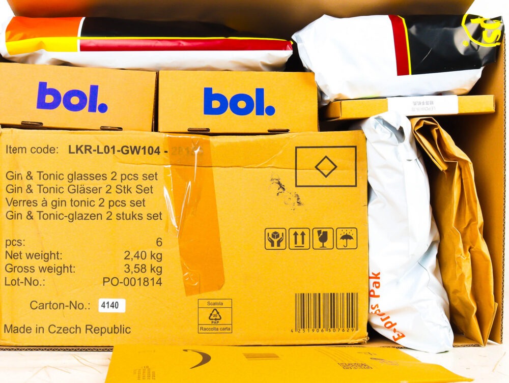 XL Doos met Ongeopende Postpakketten
