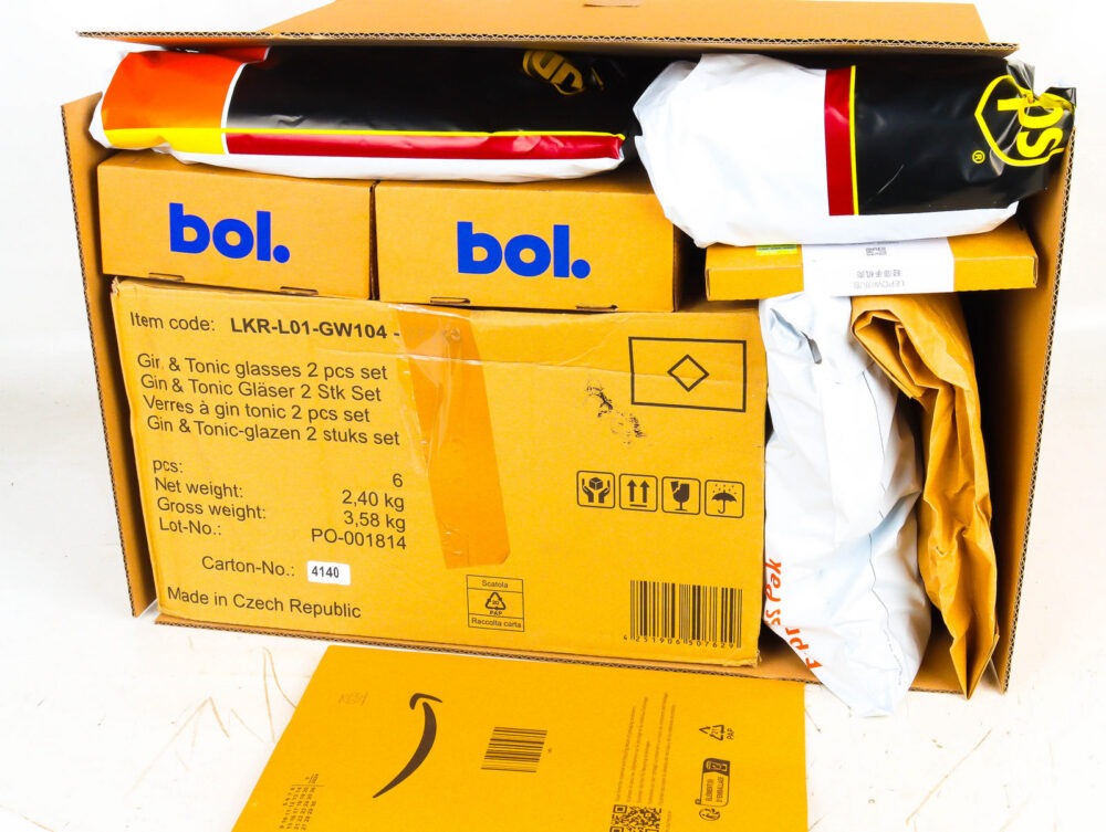 XL Doos met Ongeopende Postpakketten