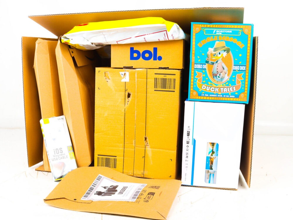 XL Doos met Ongeopende Postpakketten