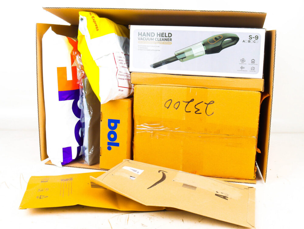XL Doos met Ongeopende Postpakketten