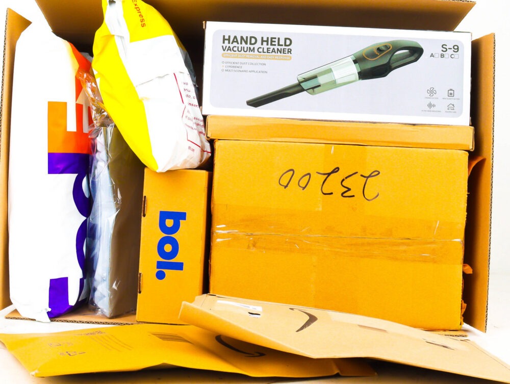 XL Doos met Ongeopende Postpakketten