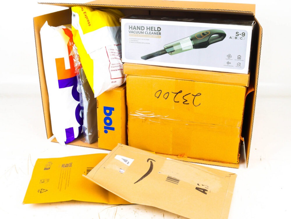 XL Doos met Ongeopende Postpakketten