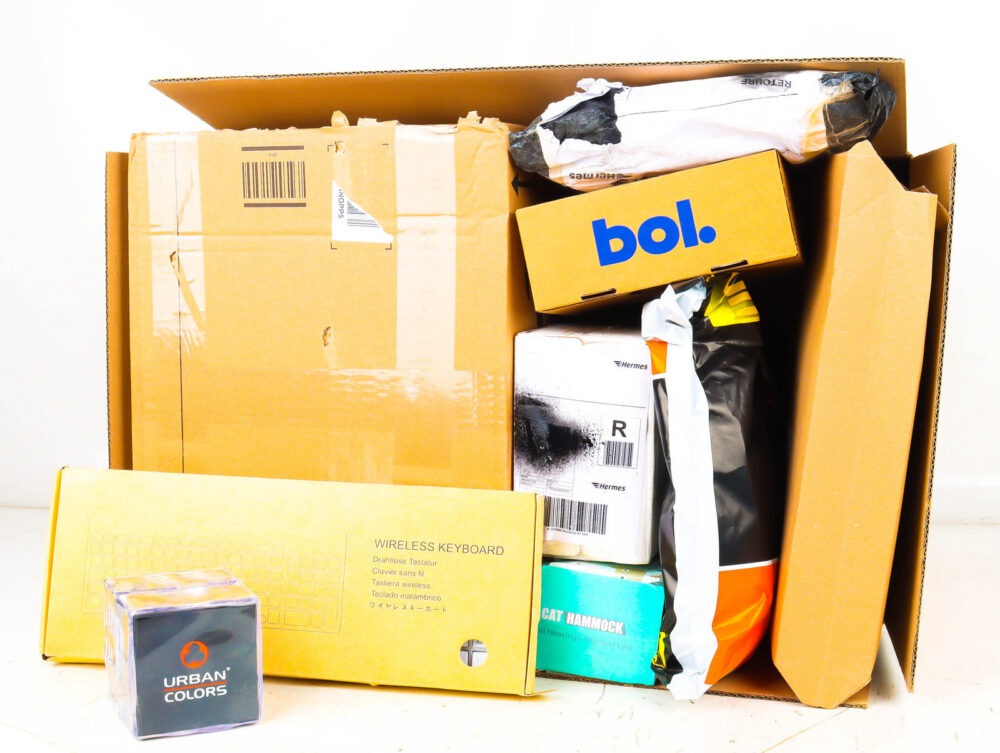 XL Doos met Ongeopende Postpakketten
