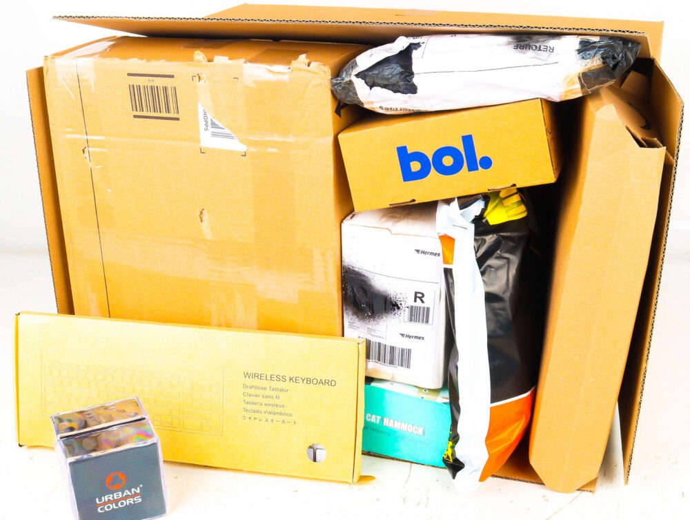 XL Doos met Ongeopende Postpakketten