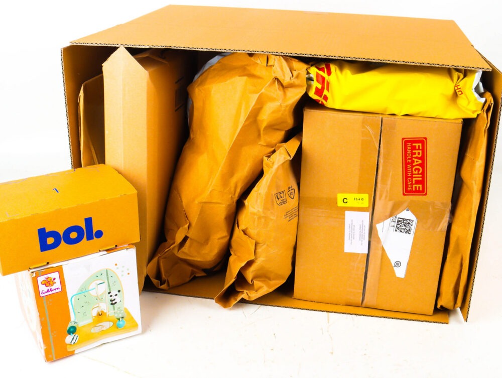 XL Doos met Ongeopende Postpakketten